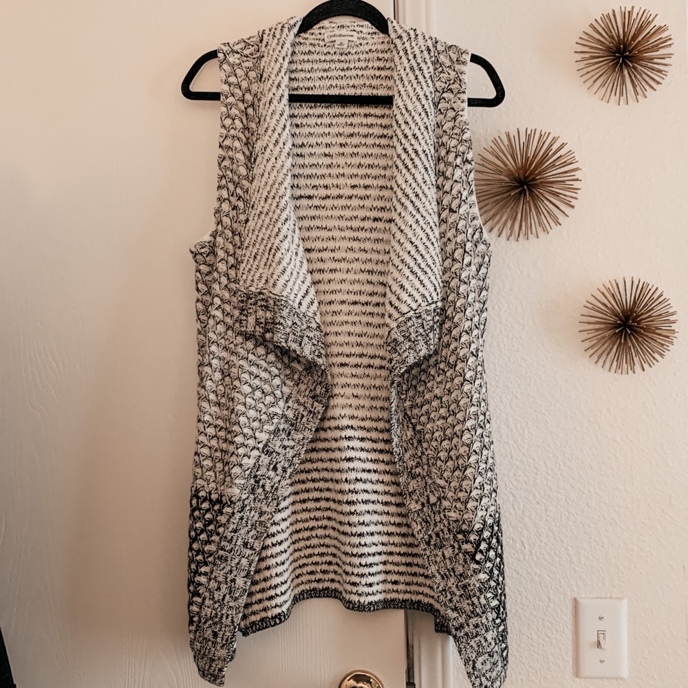 B/W  Knit Sleeveless Top